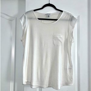 Calvin Klein women’s tshirt with pocket. Large